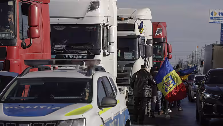 În România crește furia protestatarilor: nu sunt lăsați să ajungă în orașe, polițiștii fac filtre la intrare