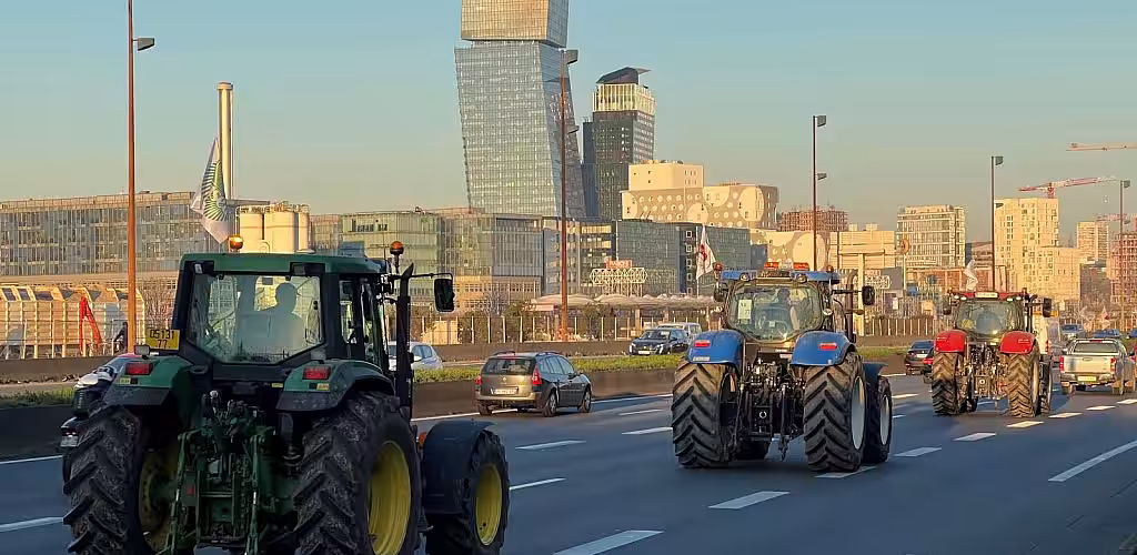 Parisul, invadat de tractoare: fermierii protestează față de interzicerea pesticidelor