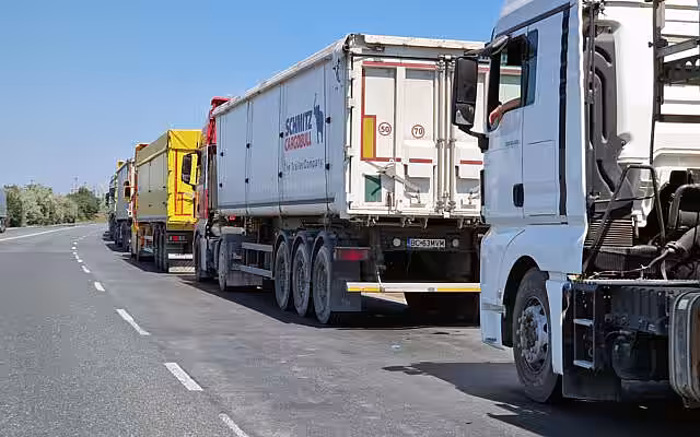 Recolta de cereale a Republicii Moldova, prinsă în blocajul alimentar global. Coadă de tiruri de până la 7 zile la granița cu România