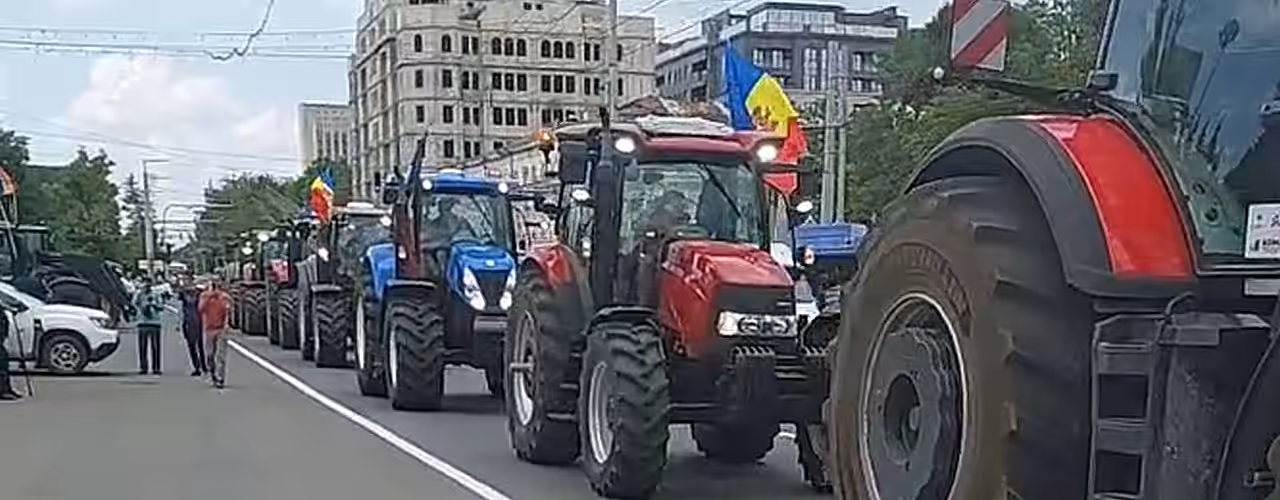Fermierii au scos tractoarele în PMAN! Premierul le promite urgentarea plăților pentru subvențiile restante