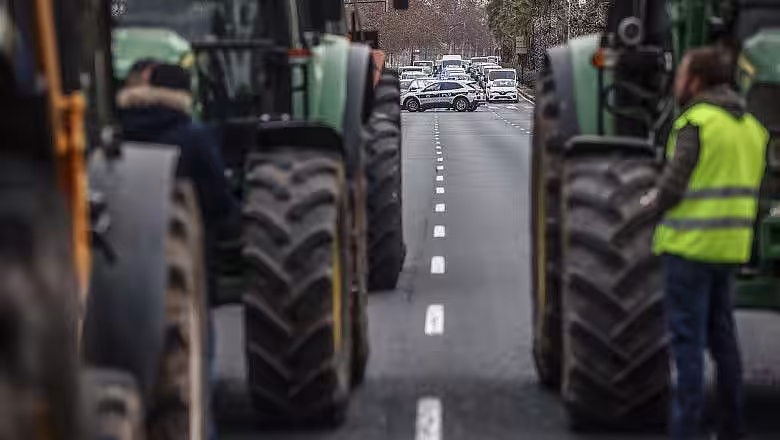 Europa fierbe. Fermierii au venit cu tractoare la Parlamentul European de la Strasbourg. Autostrăzi blocate în Spania, Belgia și Olanda