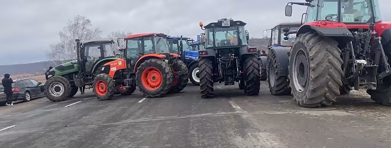 Drumul spre vama Leușeni, blocat de tractoare! Fermierii continuă să protesteze