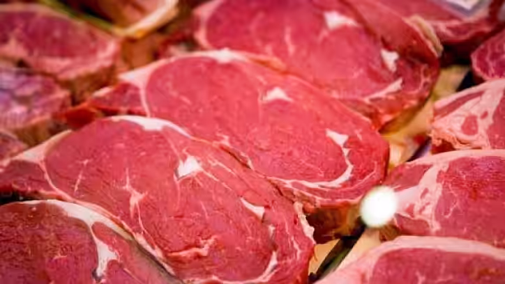 Stocurile de carne de porc se acumulează în UE din cauza coronavirusului şi pestei porcine