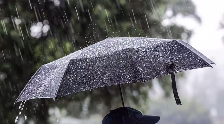 Descărcări electrice, grindină și vânt puternic. Moldova este sub cod galben de instabilitate atmosferică