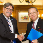 Markus Heldt (BASF) und Ray Nishimoto (Sumitomo Chemical) nach der Unterzeichnung der Kollaborationsvereinbarung / Markus Heldt (BASF) and Ray Nishimoto (Sumitomo Chemical) after signing the collaboration agreement