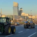 Parisul, invadat de tractoare: fermierii protestează față de interzicerea pesticidelor