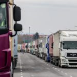 Camionagiii polonezi au blocat un nou punct de trecere a frontierei cu Ucraina. Mii de tiruri blocate, doi șoferi ucraineni au murit de frig