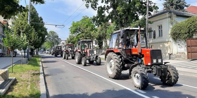 Fermierii se îndreaptă cu tehnica agricolă în PMAN