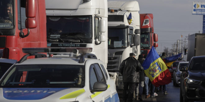 În România crește furia protestatarilor: nu sunt lăsați să ajungă în orașe, polițiștii fac filtre la intrare